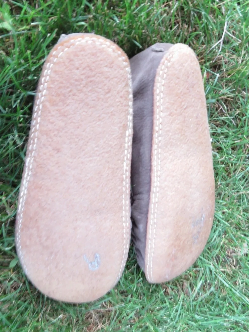Men's 10 Suede Moccasin Taupe Loafers Manitobah